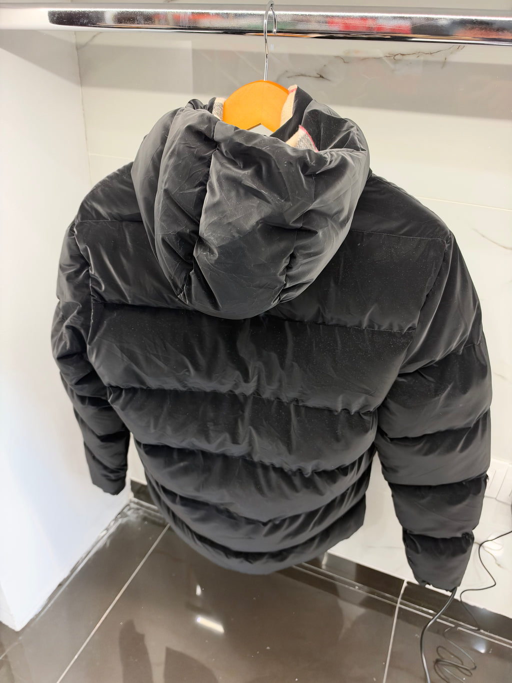 Burberry Black Check-Lined Puffer Jacket – Μαύρο Φουσκωτό Μπουφάν με Καρό Επένδυση