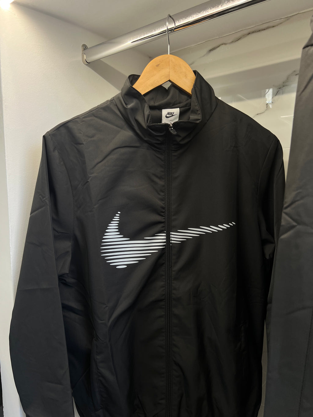 Nike Swoosh Windbreaker Tracksuit – Αντιανεμικό Σετ Μαύρο