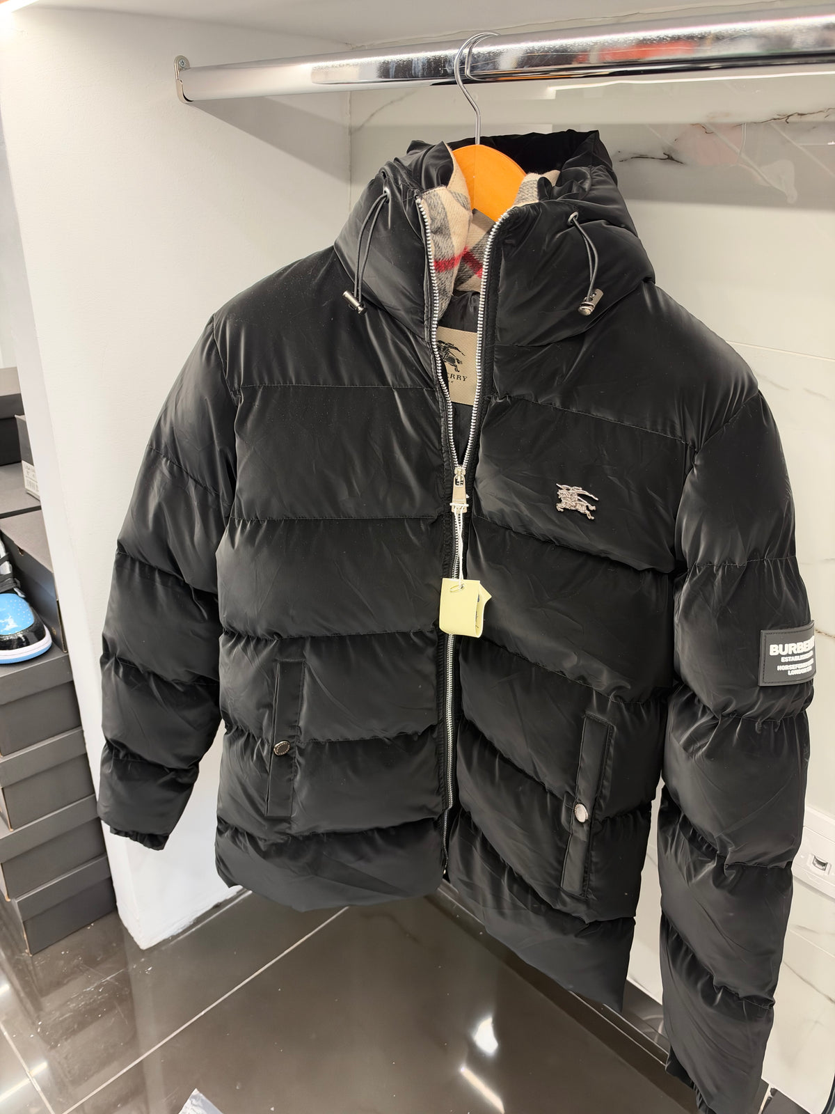 Burberry Black Check-Lined Puffer Jacket – Μαύρο Φουσκωτό Μπουφάν με Καρό Επένδυση