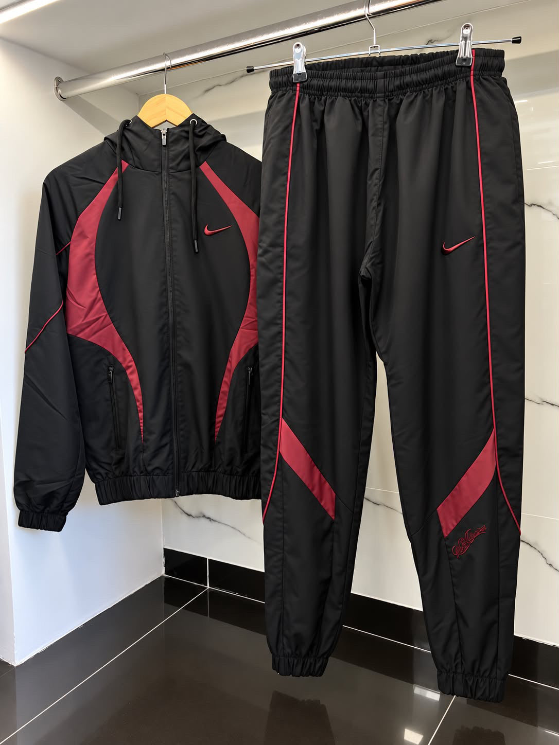 Nike Swoosh Contrast Windbreaker Tracksuit – Αντιανεμικό Σετ Μαύρο / Μπορντό