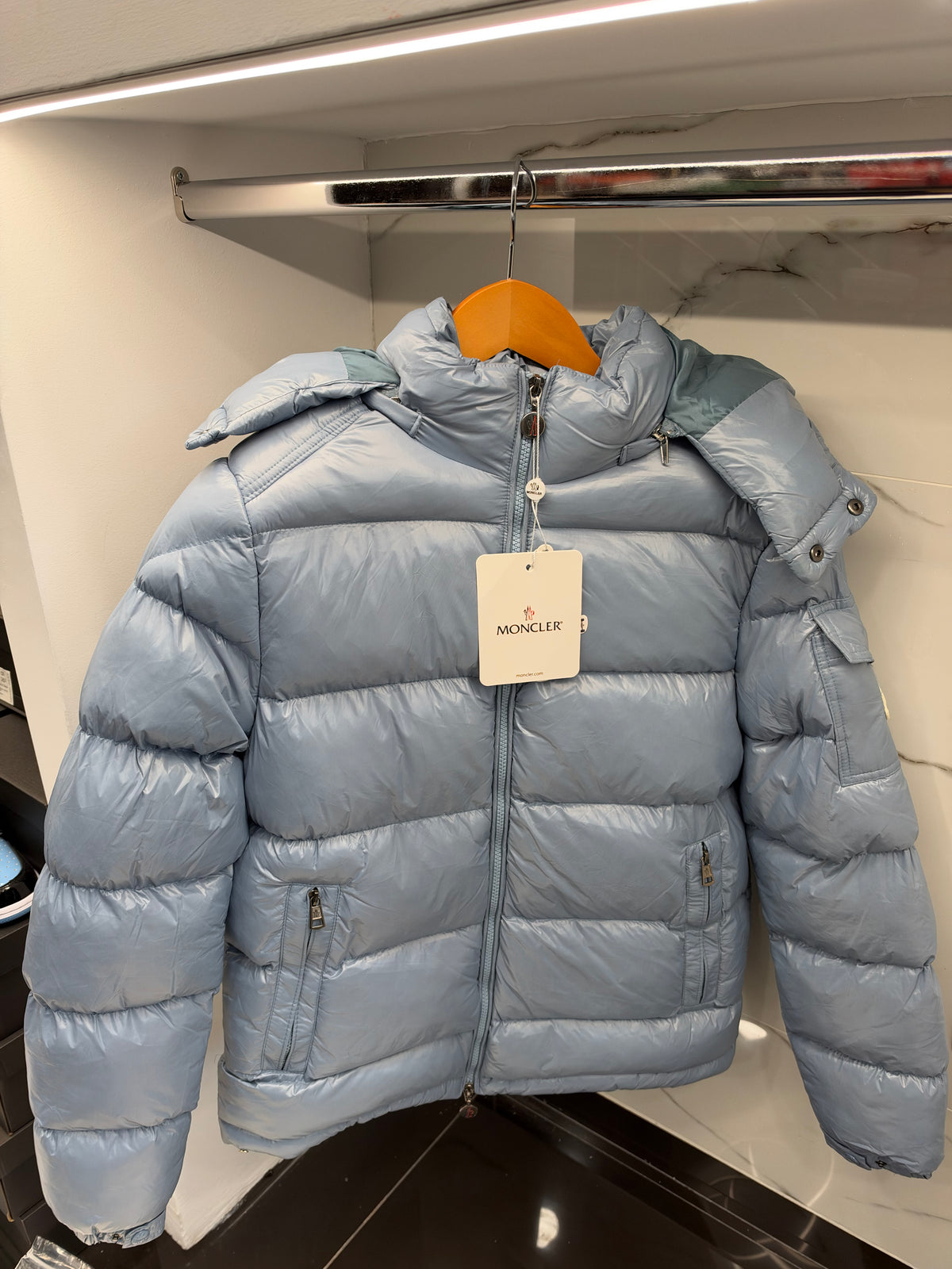 Moncler Light Blue Puffer Jacket – Γαλάζιο Φουσκωτό Μπουφάν με Κουκούλα