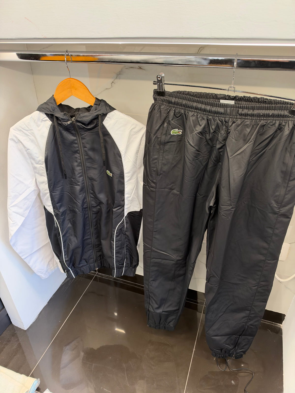 Lacoste Crocodile Windbreaker Tracksuit – Σετ Αντιανεμικής Φόρμας Μαύρο/Λευκό