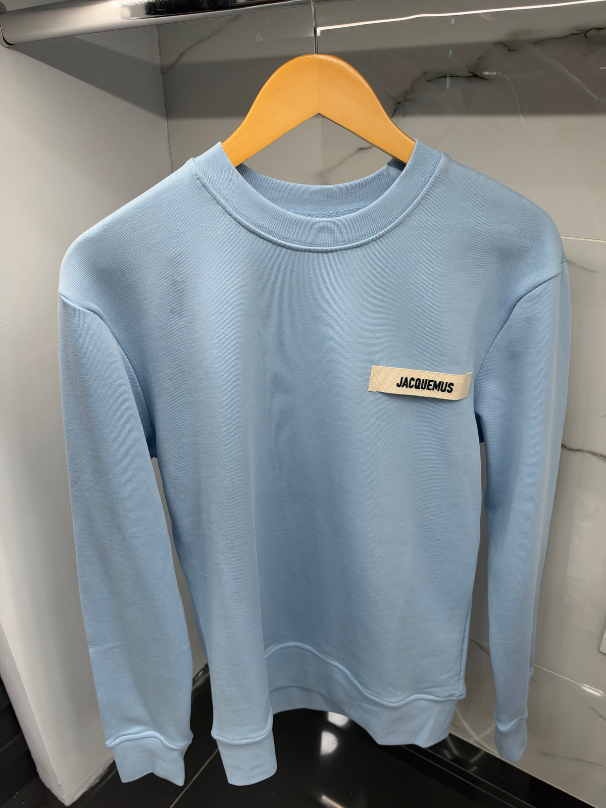 Jacquemus Signature Label Sweatshirt – Ανδρικό Φούτερ Γαλάζιο / Light Blue