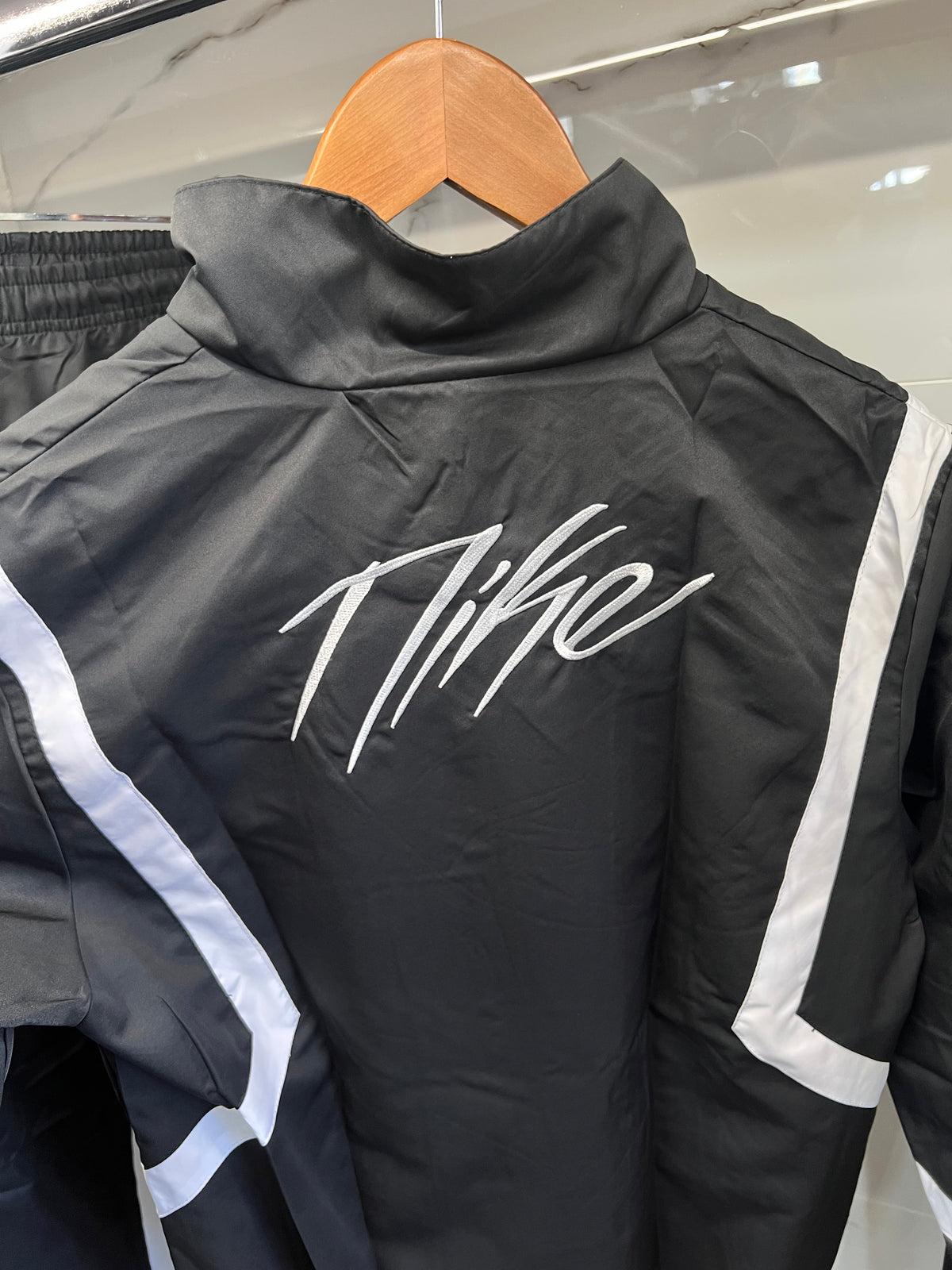 Nike Signature Windbreaker Tracksuit – Αντιανεμικό Σετ Μαύρο / Λευκό