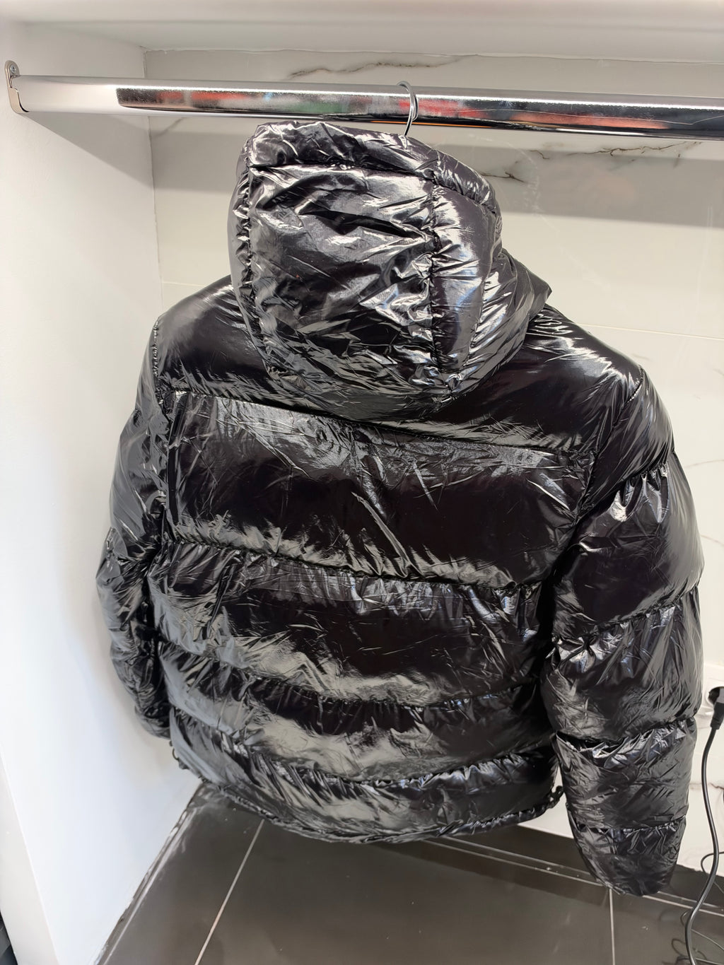 HUGO Black High-Shine Puffer Jacket – Μαύρο Γυαλιστερό Μπουφάν με Κουκούλα
