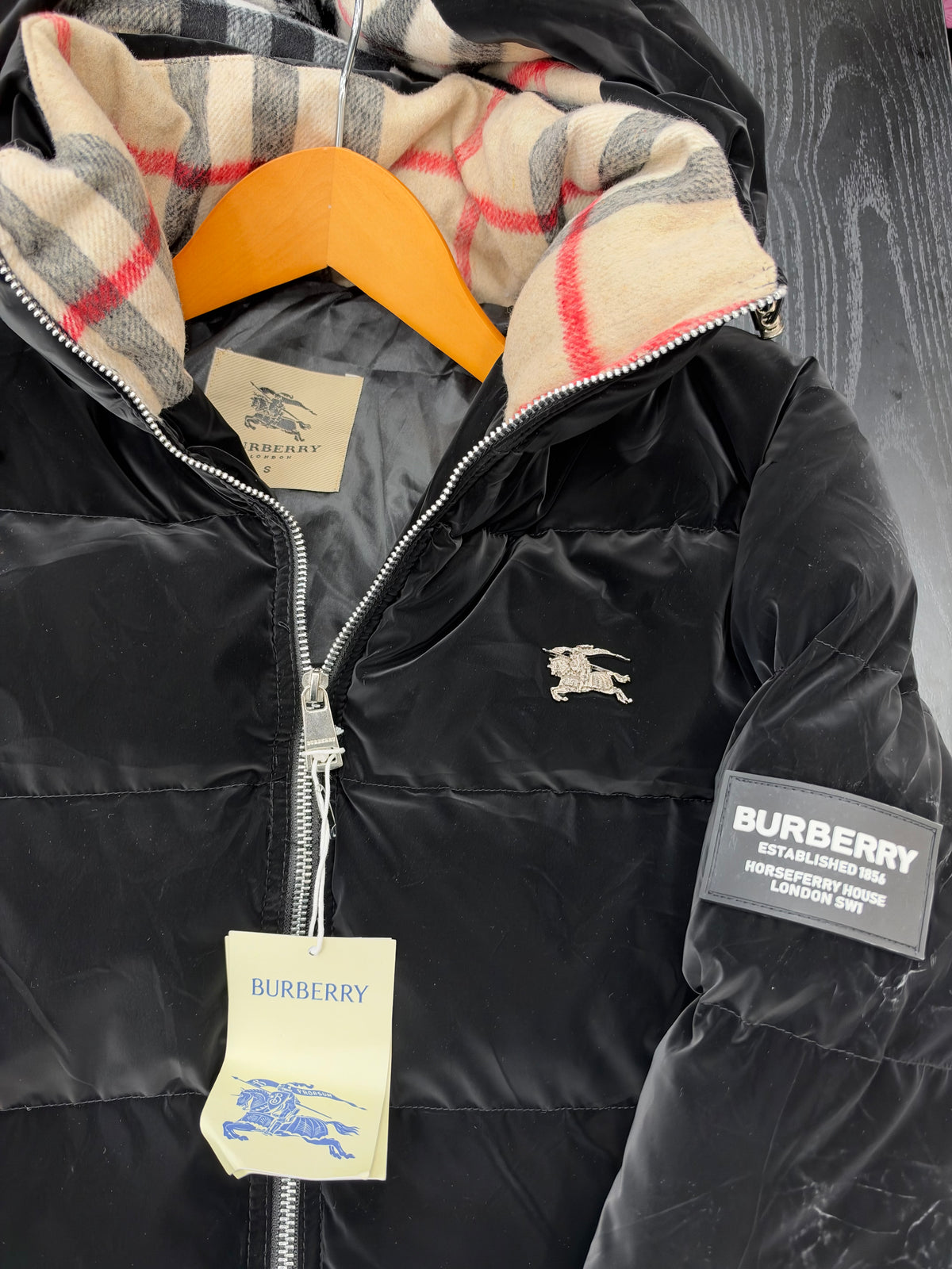 Burberry Black Check-Lined Puffer Jacket – Μαύρο Φουσκωτό Μπουφάν με Καρό Επένδυση