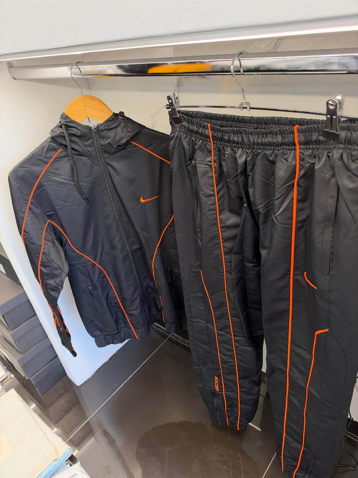 Nike NOCTA Windbreaker Tracksuit – Σετ Αντιανεμικής Φόρμας Μαύρο/Πορτοκαλί