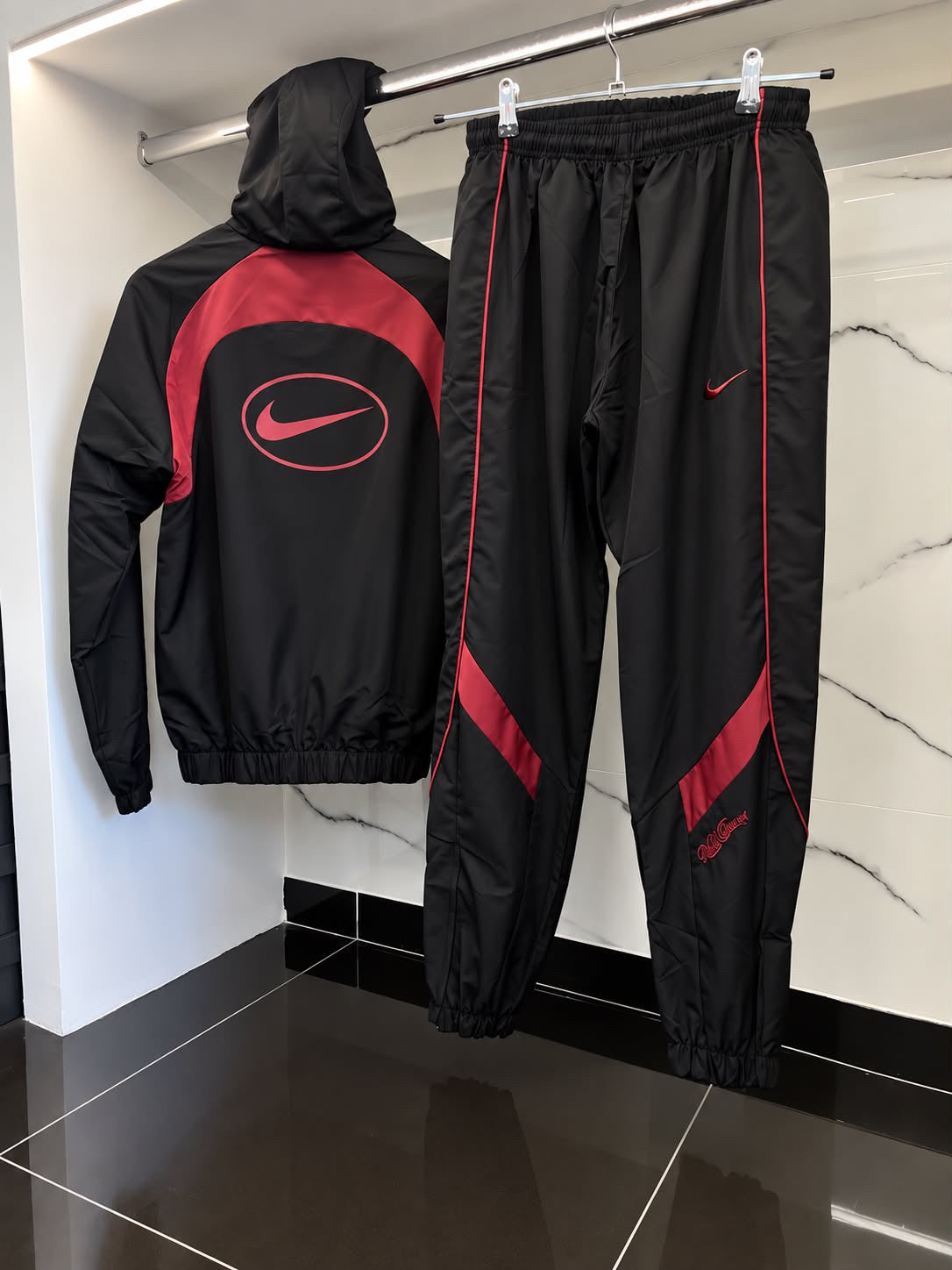 Nike Swoosh Contrast Windbreaker Tracksuit – Αντιανεμικό Σετ Μαύρο / Μπορντό