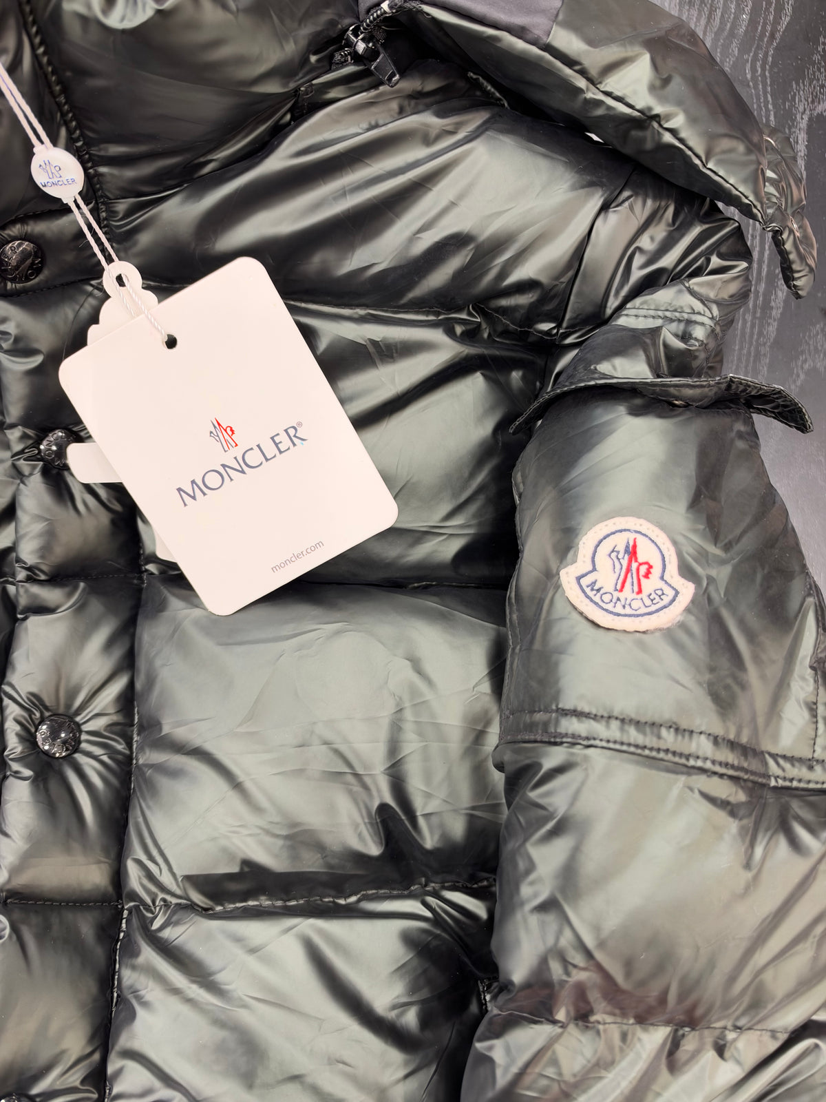 Moncler Black Glossy Puffer Jacket – Μαύρο Γυαλιστερό Μπουφάν με Κουκούλα