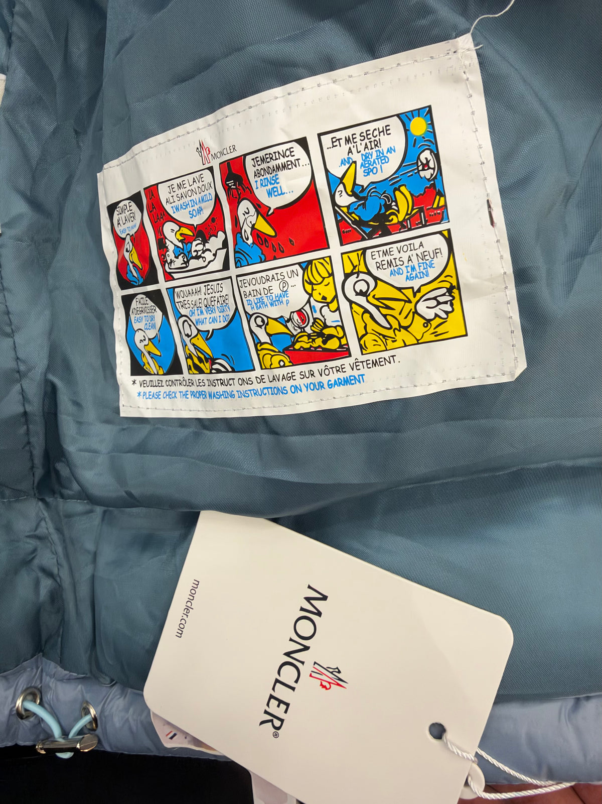 Moncler Light Blue Puffer Jacket – Γαλάζιο Φουσκωτό Μπουφάν με Κουκούλα