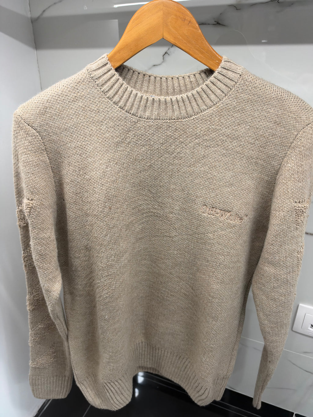 Off-White™ Terry Arrow Knit Sweater – Μπεζ Πλεκτό με Ανάγλυφο Arrow Logo