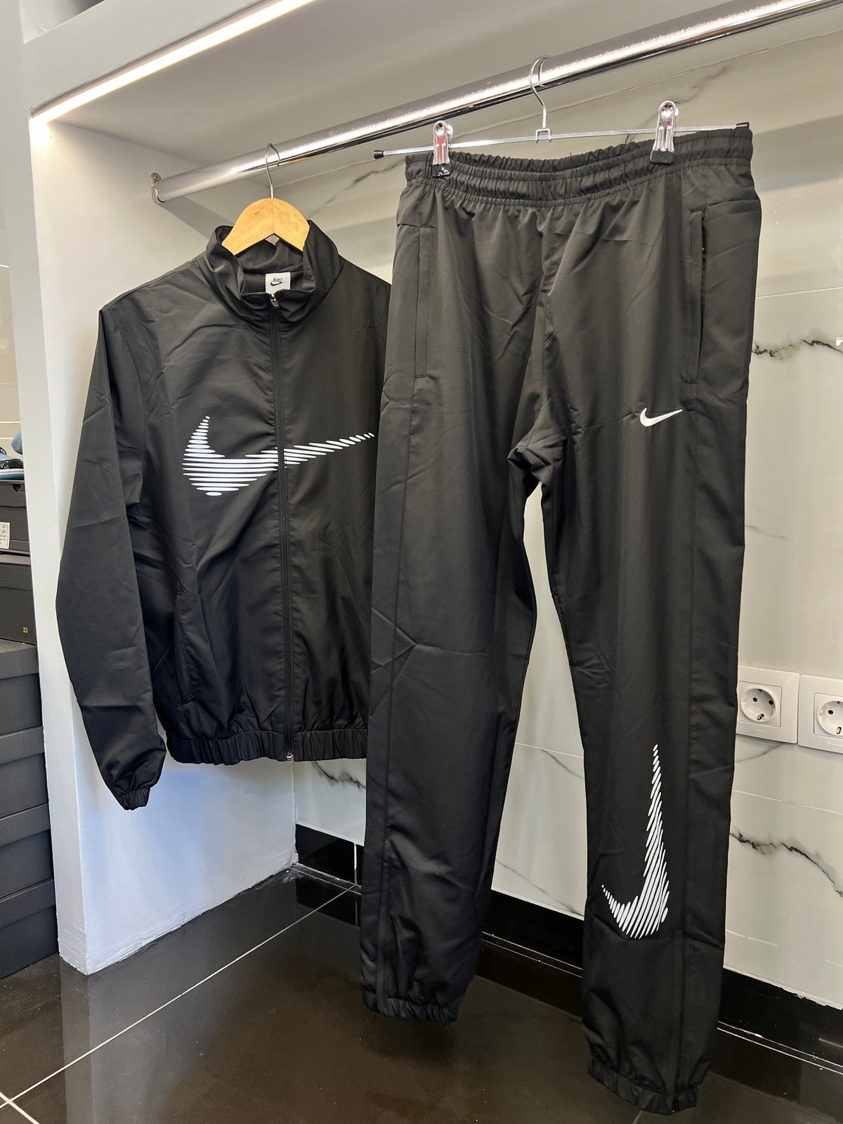 Nike Swoosh Windbreaker Tracksuit – Αντιανεμικό Σετ Μαύρο