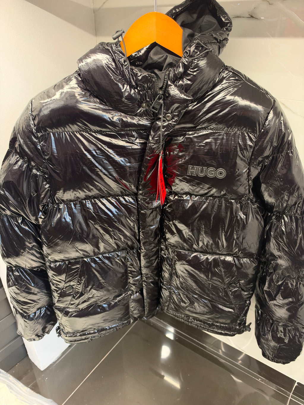 HUGO Black High-Shine Puffer Jacket – Μαύρο Γυαλιστερό Μπουφάν με Κουκούλα