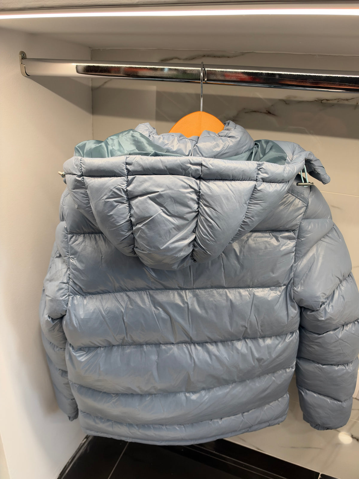 Moncler Light Blue Puffer Jacket – Γαλάζιο Φουσκωτό Μπουφάν με Κουκούλα