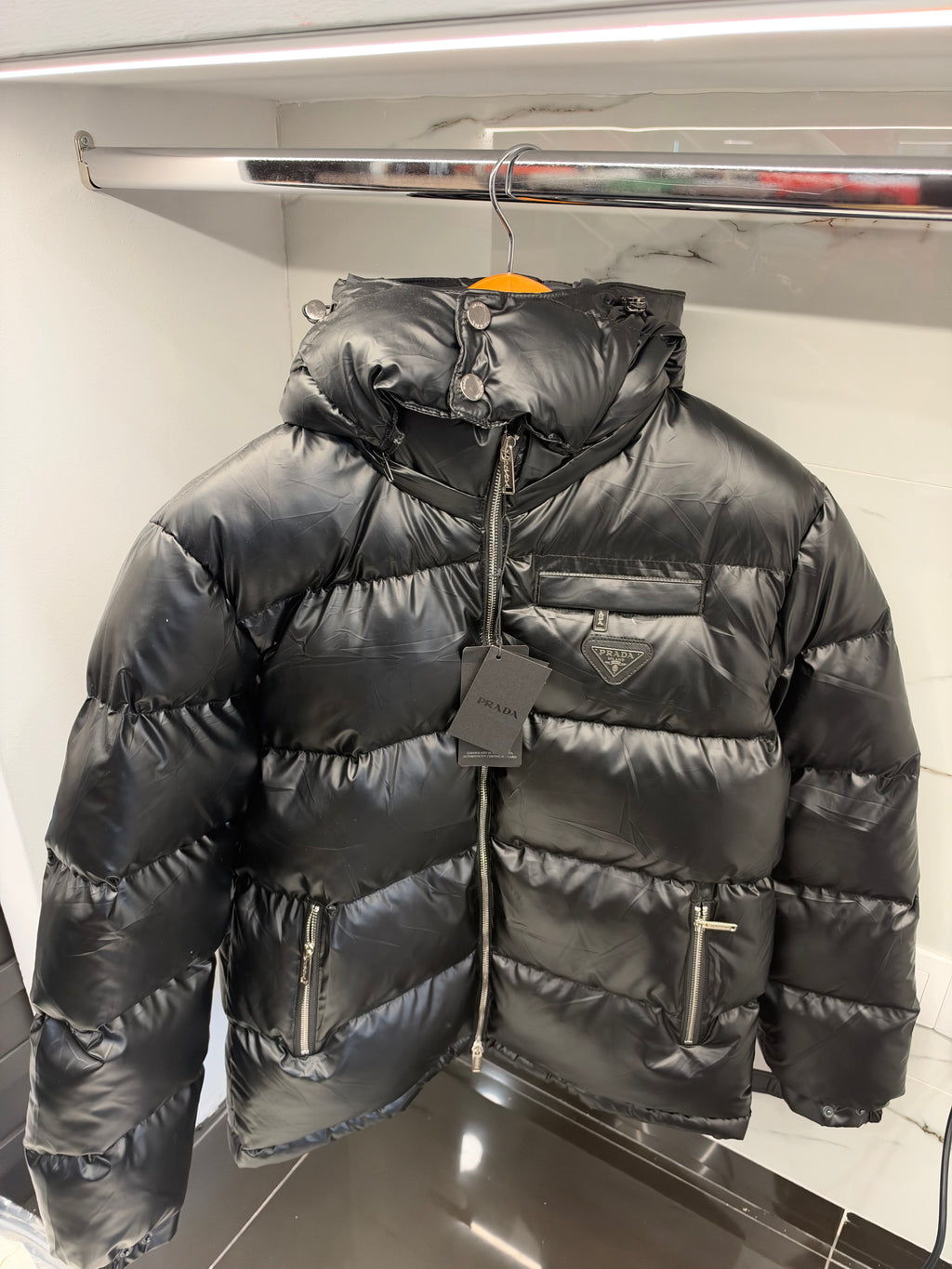 Prada Black Puffer Jacket – Μαύρο Μπουφάν με Κουκούλα