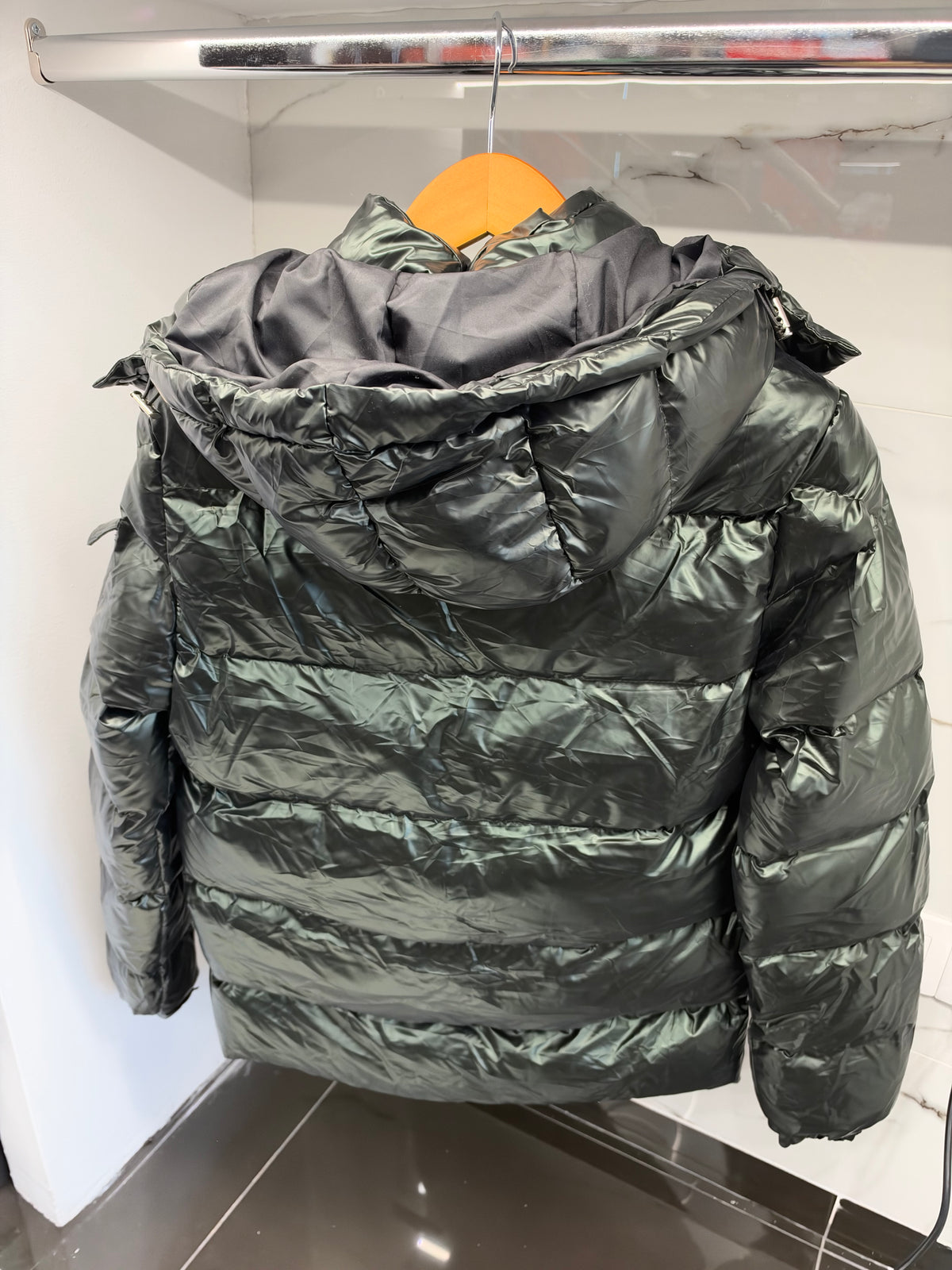 Moncler Black Glossy Puffer Jacket – Μαύρο Γυαλιστερό Μπουφάν με Κουκούλα
