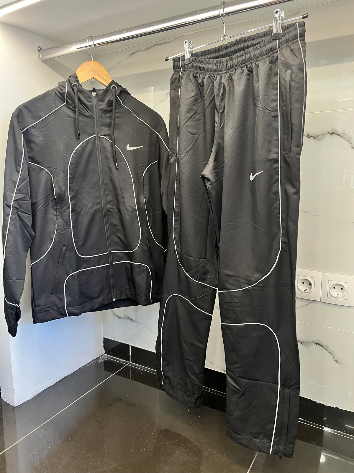 Nike Air Max Plus Windbreaker Tracksuit – Αντιανεμικό Σετ Μαύρο / Λευκό