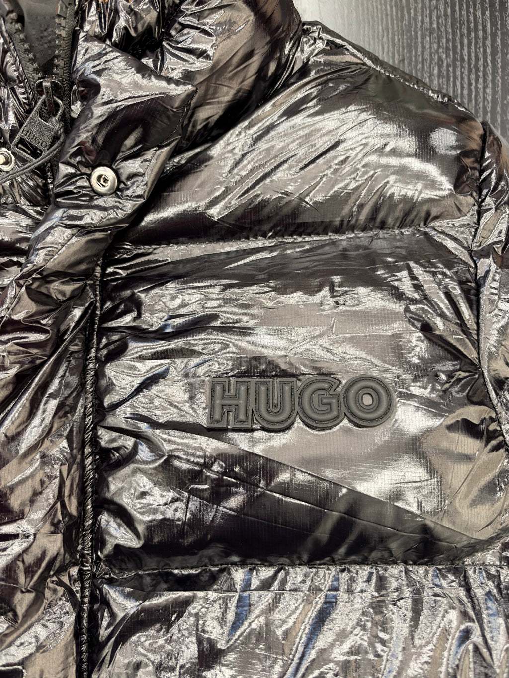 HUGO Black High-Shine Puffer Jacket – Μαύρο Γυαλιστερό Μπουφάν με Κουκούλα