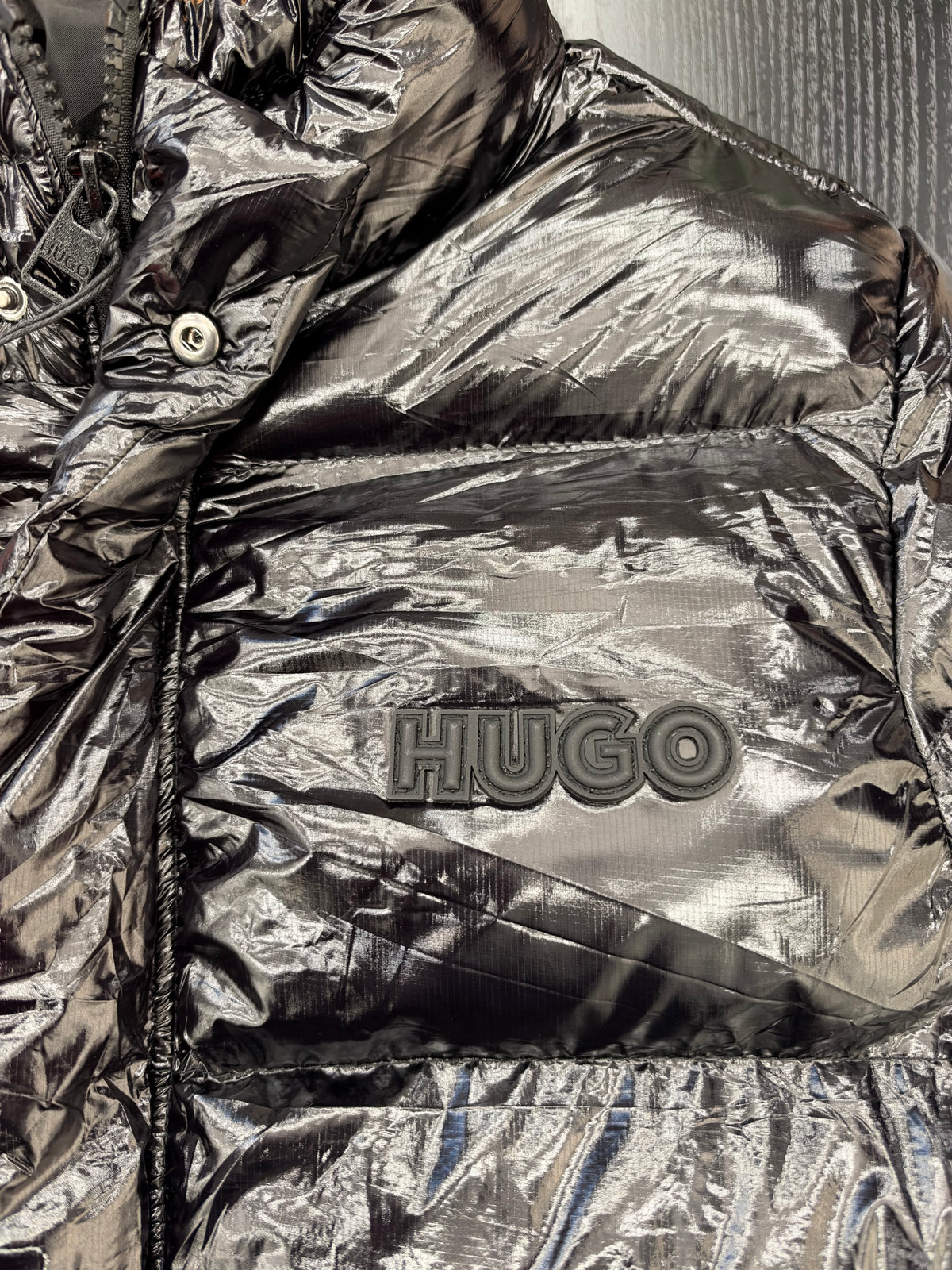 HUGO Black High-Shine Puffer Jacket – Μαύρο Γυαλιστερό Μπουφάν με Κουκούλα