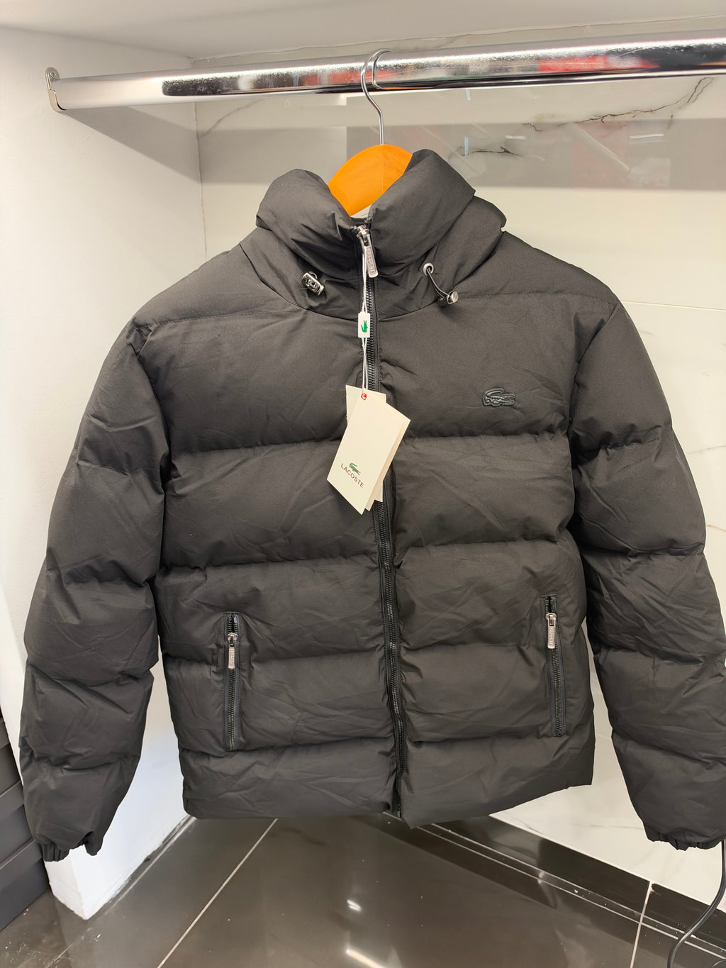 Lacoste Black Quilted Puffer Jacket – Μαύρο Φουσκωτό Μπουφάν με Κουκούλα