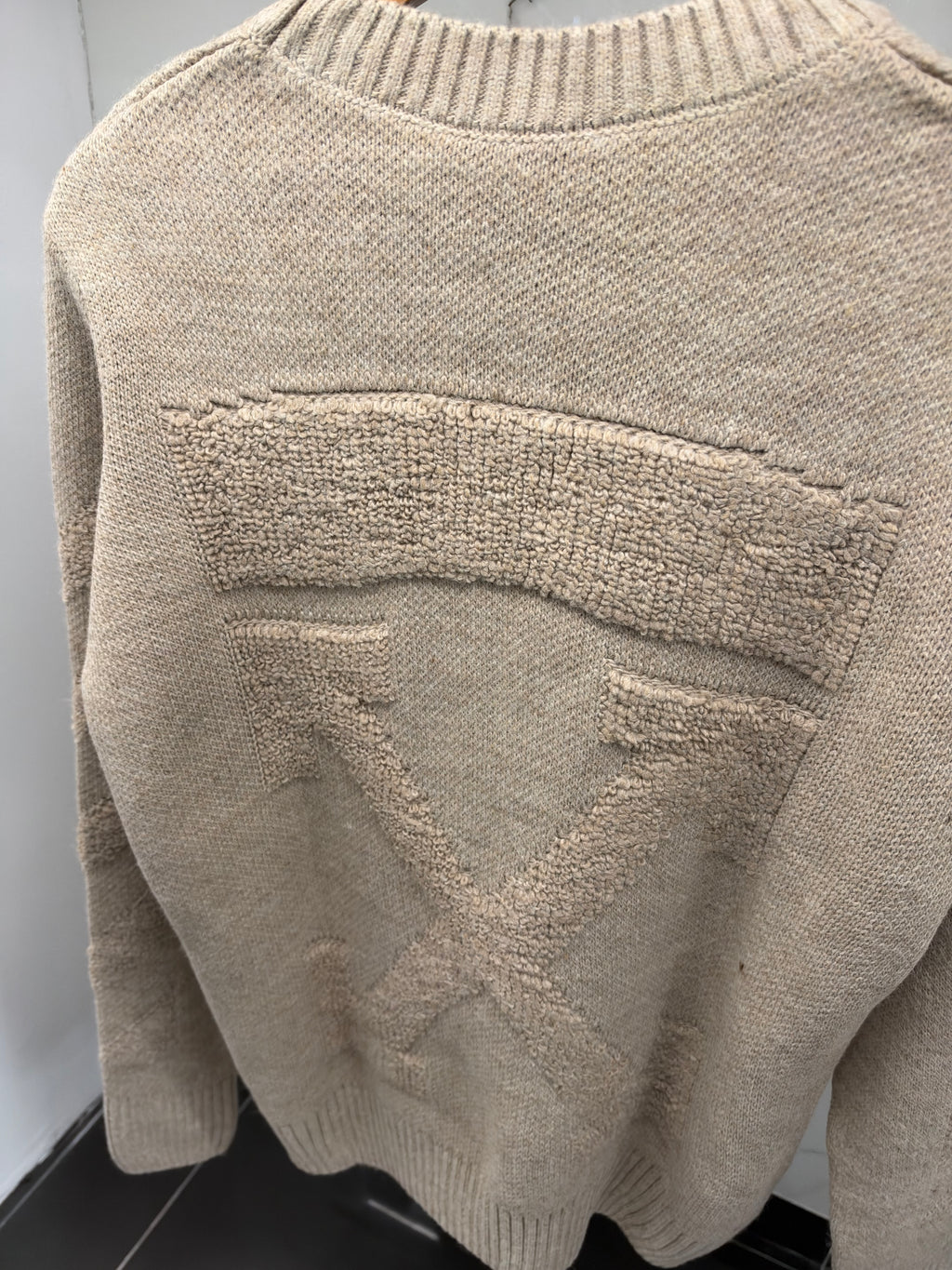Off-White™ Terry Arrow Knit Sweater – Μπεζ Πλεκτό με Ανάγλυφο Arrow Logo