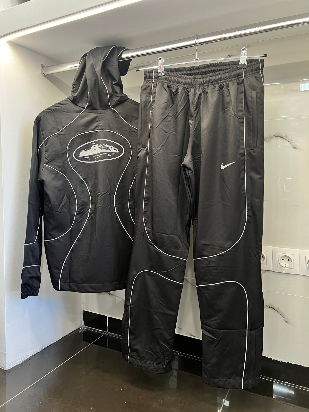 Nike Air Max Plus Windbreaker Tracksuit – Αντιανεμικό Σετ Μαύρο / Λευκό