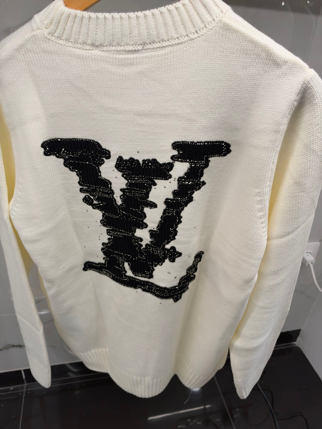 Louis Vuitton LV Embellished Knit Sweater – Λευκό  Πλεκτό με Μαύρο Monogram