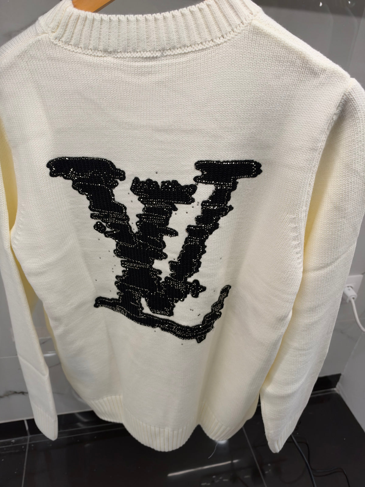 Louis Vuitton LV Embellished Knit Sweater – Λευκό  Πλεκτό με Μαύρο Monogram