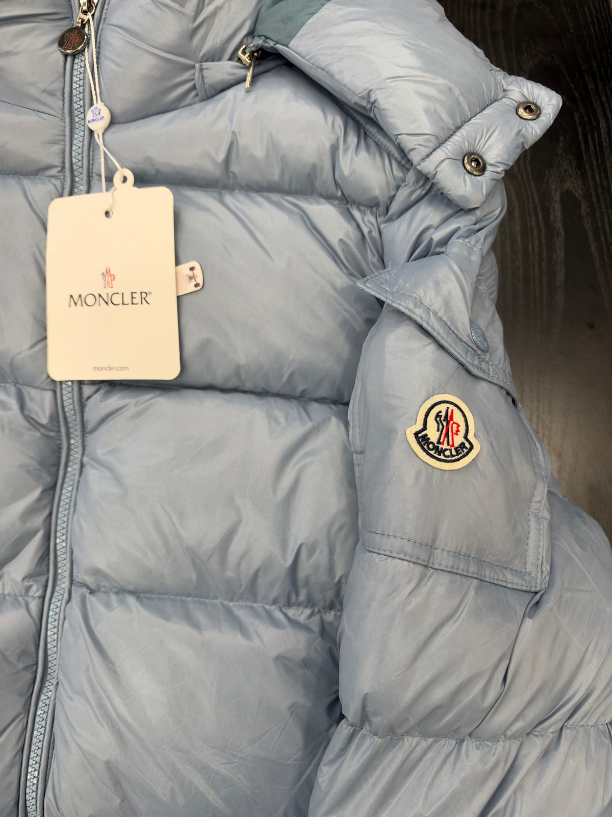 Moncler Light Blue Puffer Jacket – Γαλάζιο Φουσκωτό Μπουφάν με Κουκούλα