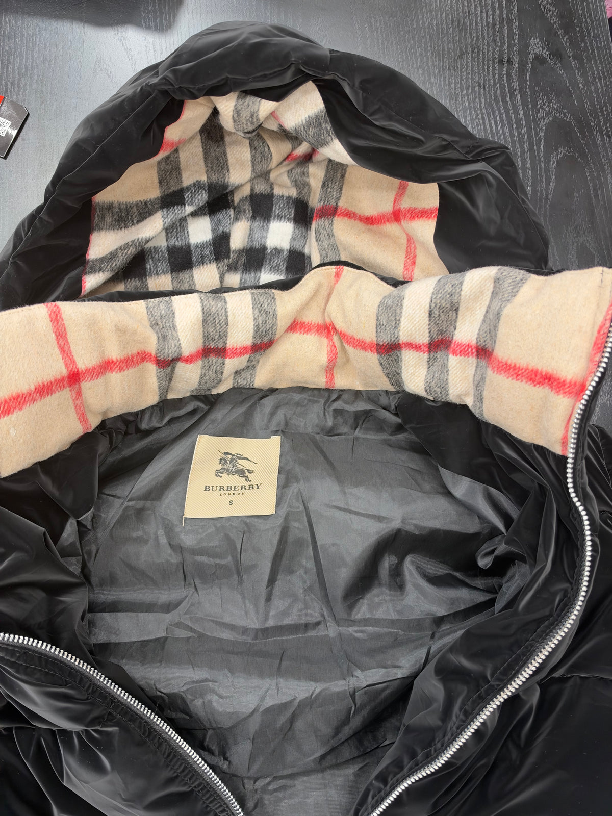 Burberry Black Check-Lined Puffer Jacket – Μαύρο Φουσκωτό Μπουφάν με Καρό Επένδυση