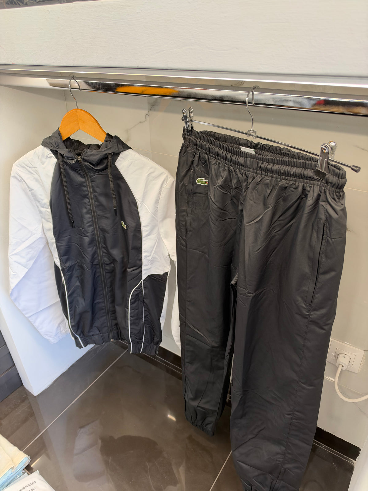 Lacoste Crocodile Windbreaker Tracksuit – Σετ Αντιανεμικής Φόρμας Μαύρο/Λευκό