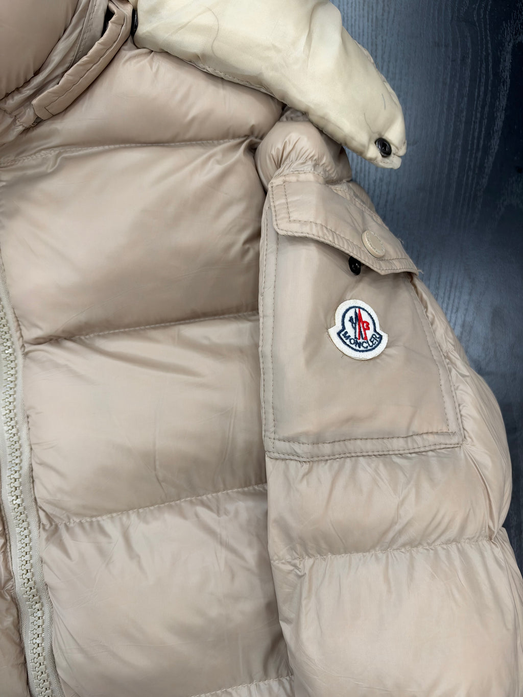Moncler Beige Hooded Puffer Jacket – Μπεζ Φουσκωτό Μπουφάν με Κουκούλα
