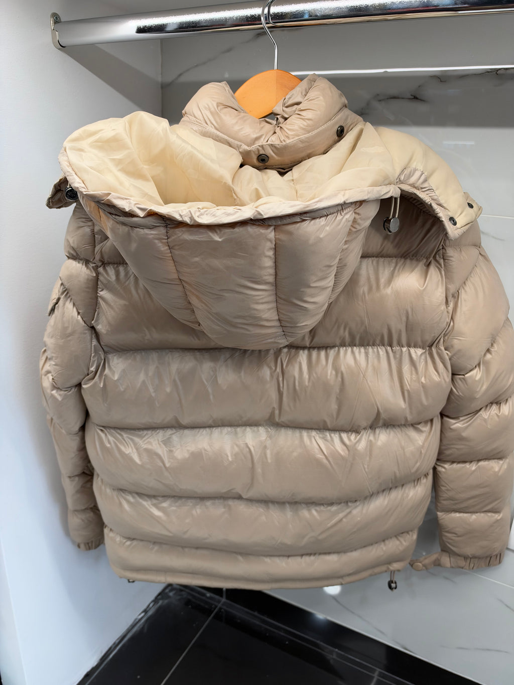 Moncler Beige Hooded Puffer Jacket – Μπεζ Φουσκωτό Μπουφάν με Κουκούλα